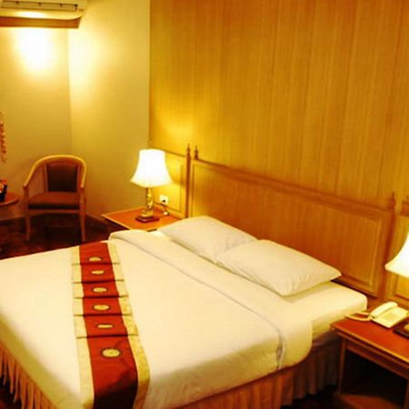 Silom Village Inn Банкок Екстериор снимка