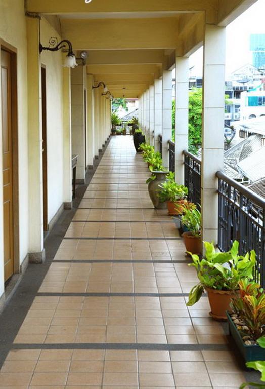 Silom Village Inn Банкок Екстериор снимка