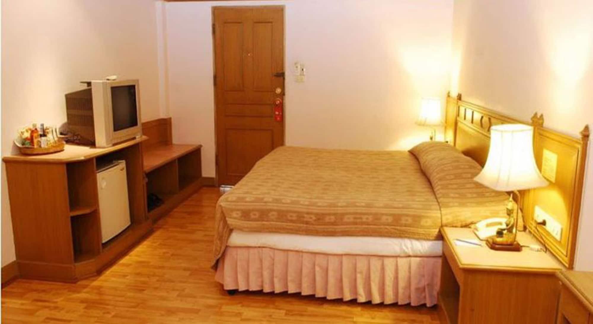 Silom Village Inn Банкок Екстериор снимка