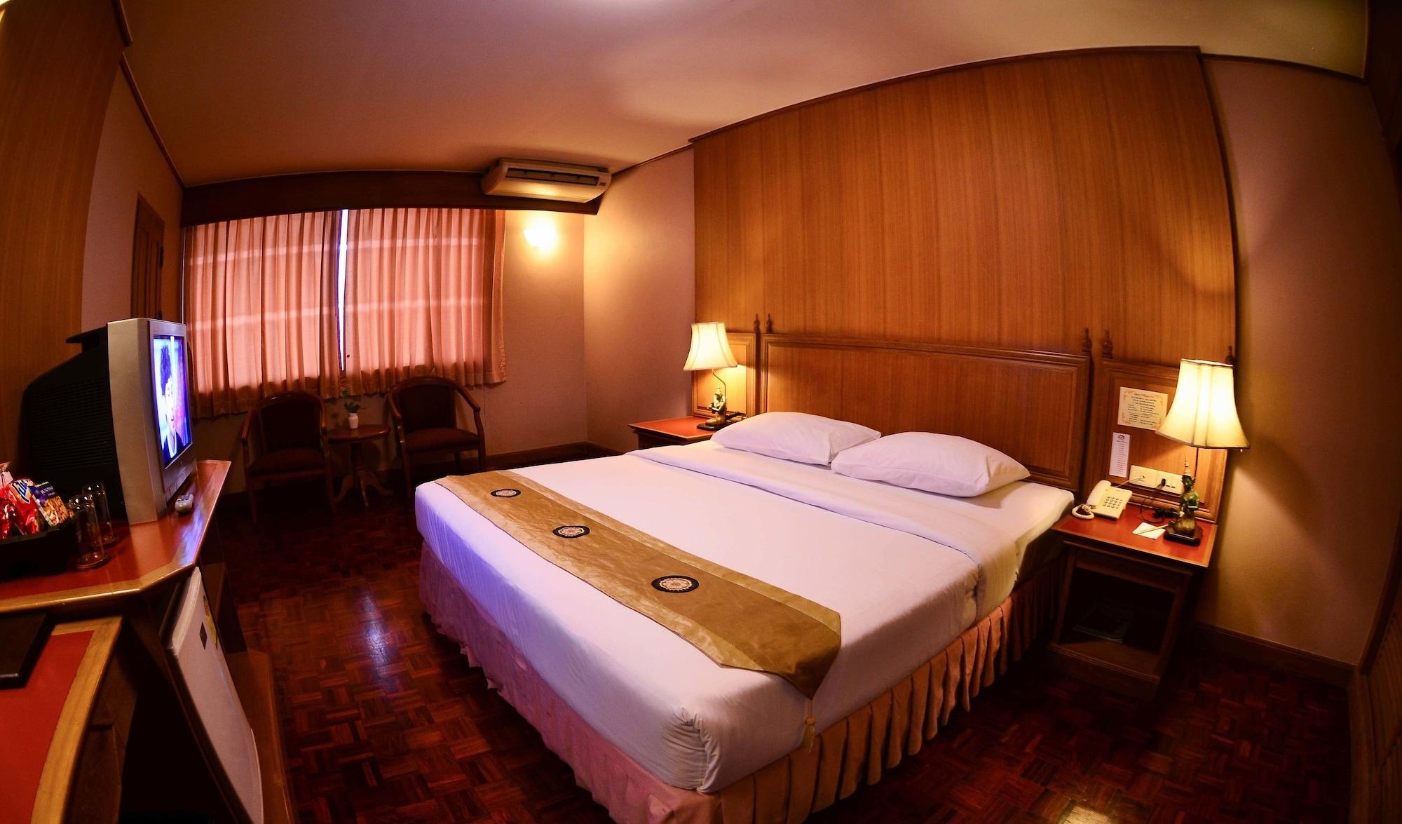 Silom Village Inn Банкок Екстериор снимка