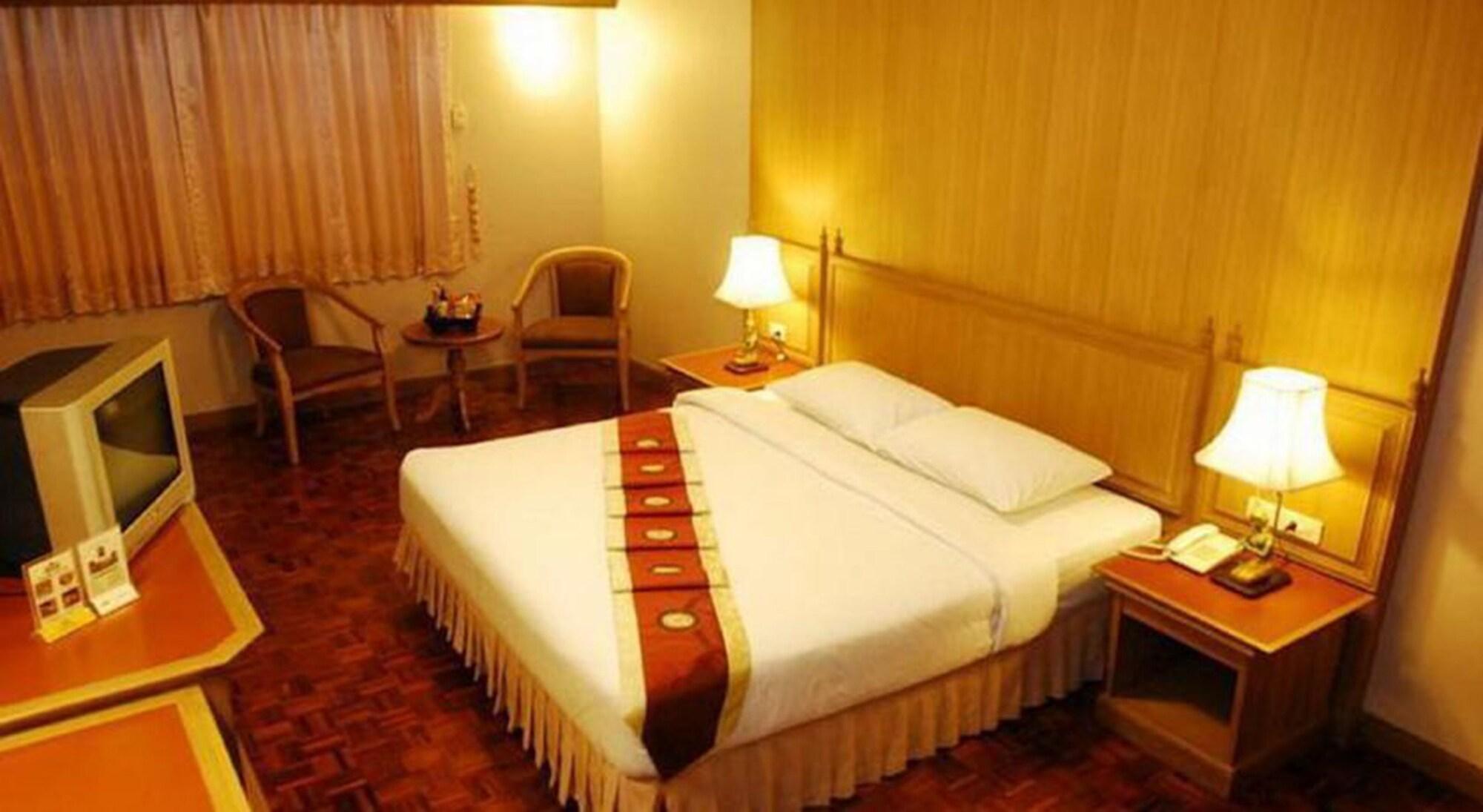 Silom Village Inn Банкок Екстериор снимка