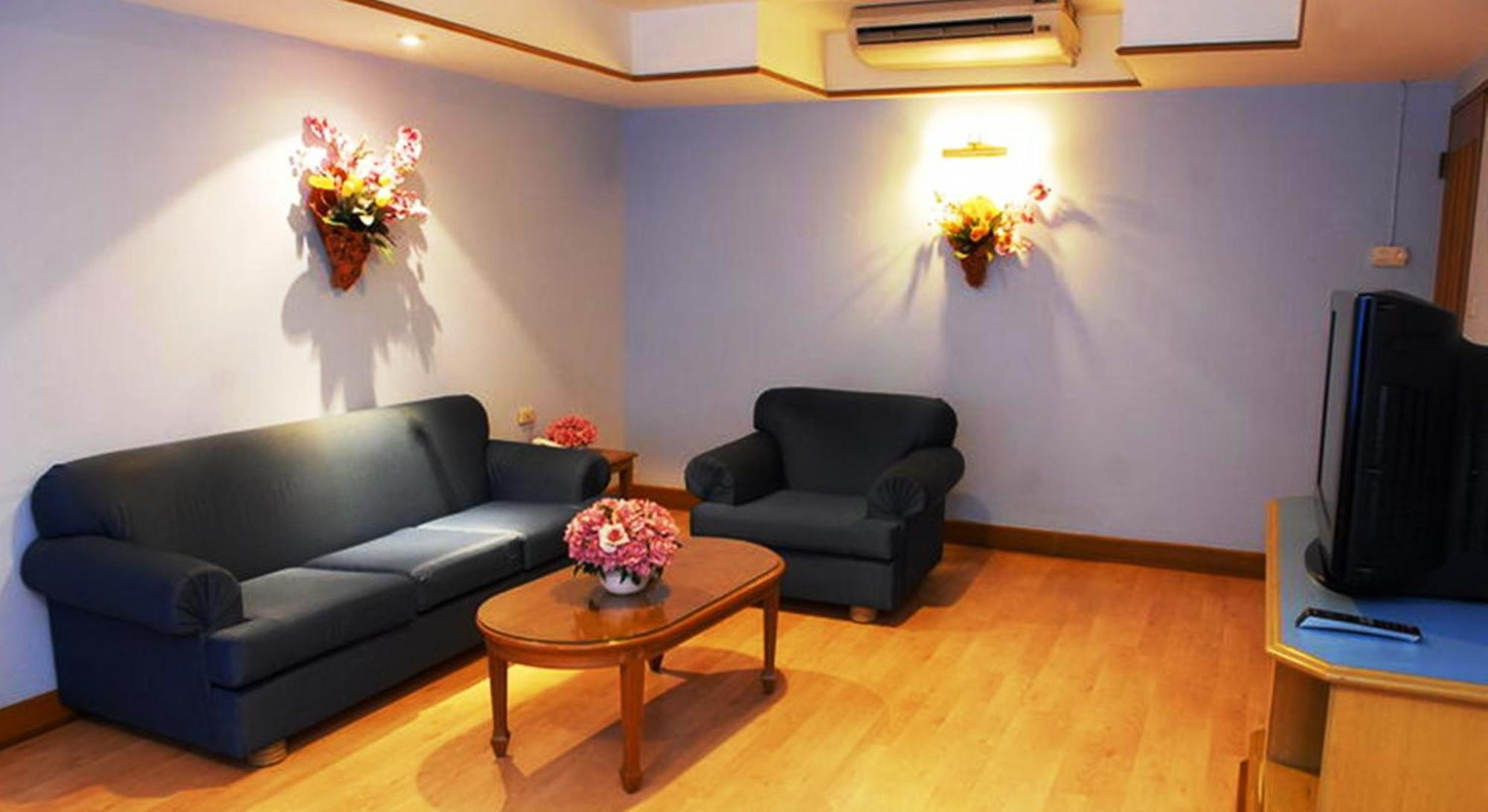 Silom Village Inn Банкок Екстериор снимка