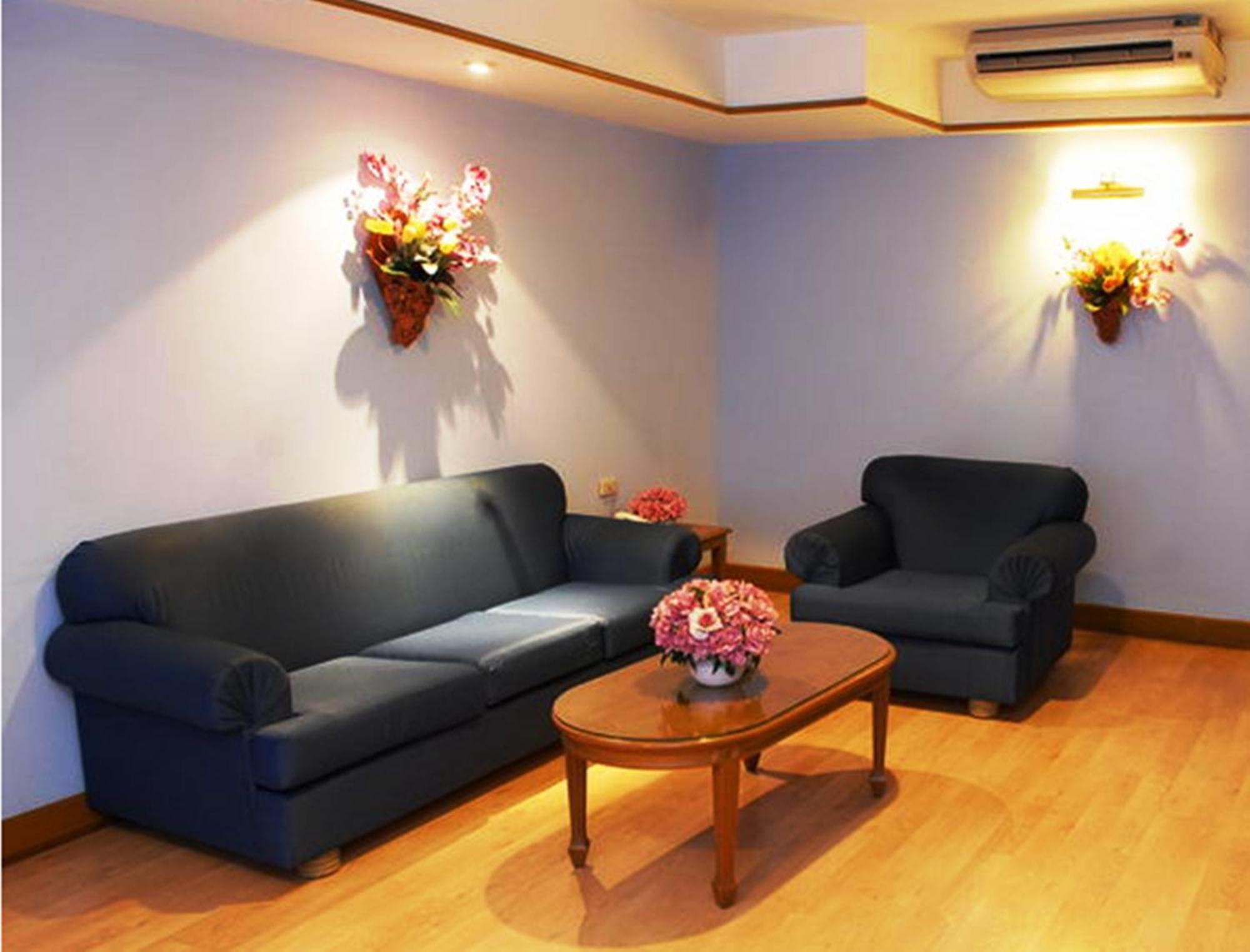 Silom Village Inn Банкок Екстериор снимка