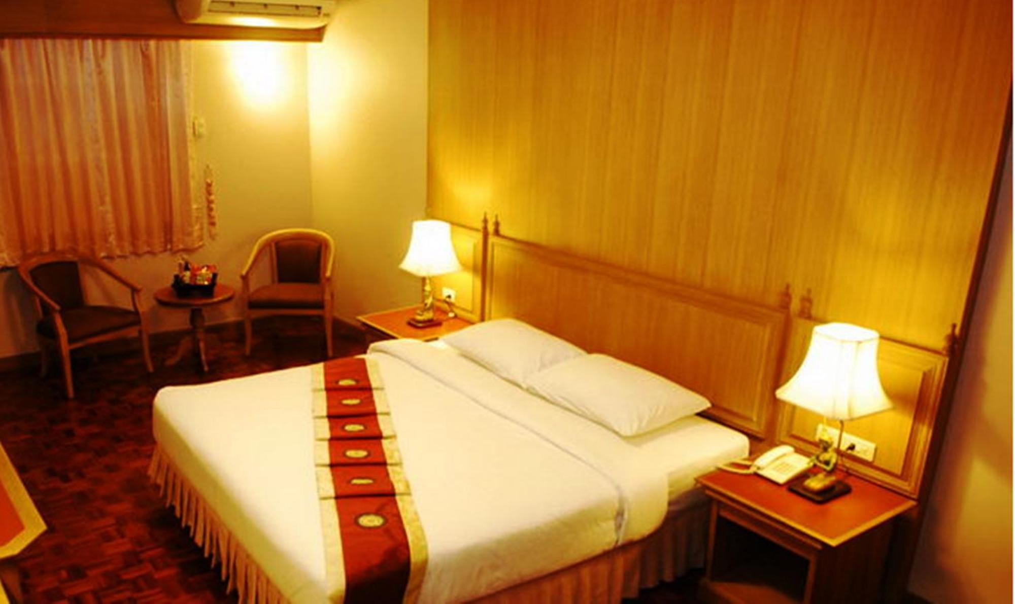 Silom Village Inn Банкок Екстериор снимка