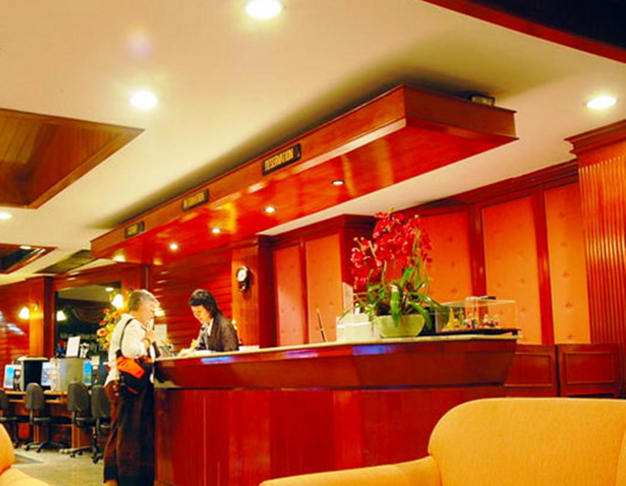 Silom Village Inn Банкок Екстериор снимка