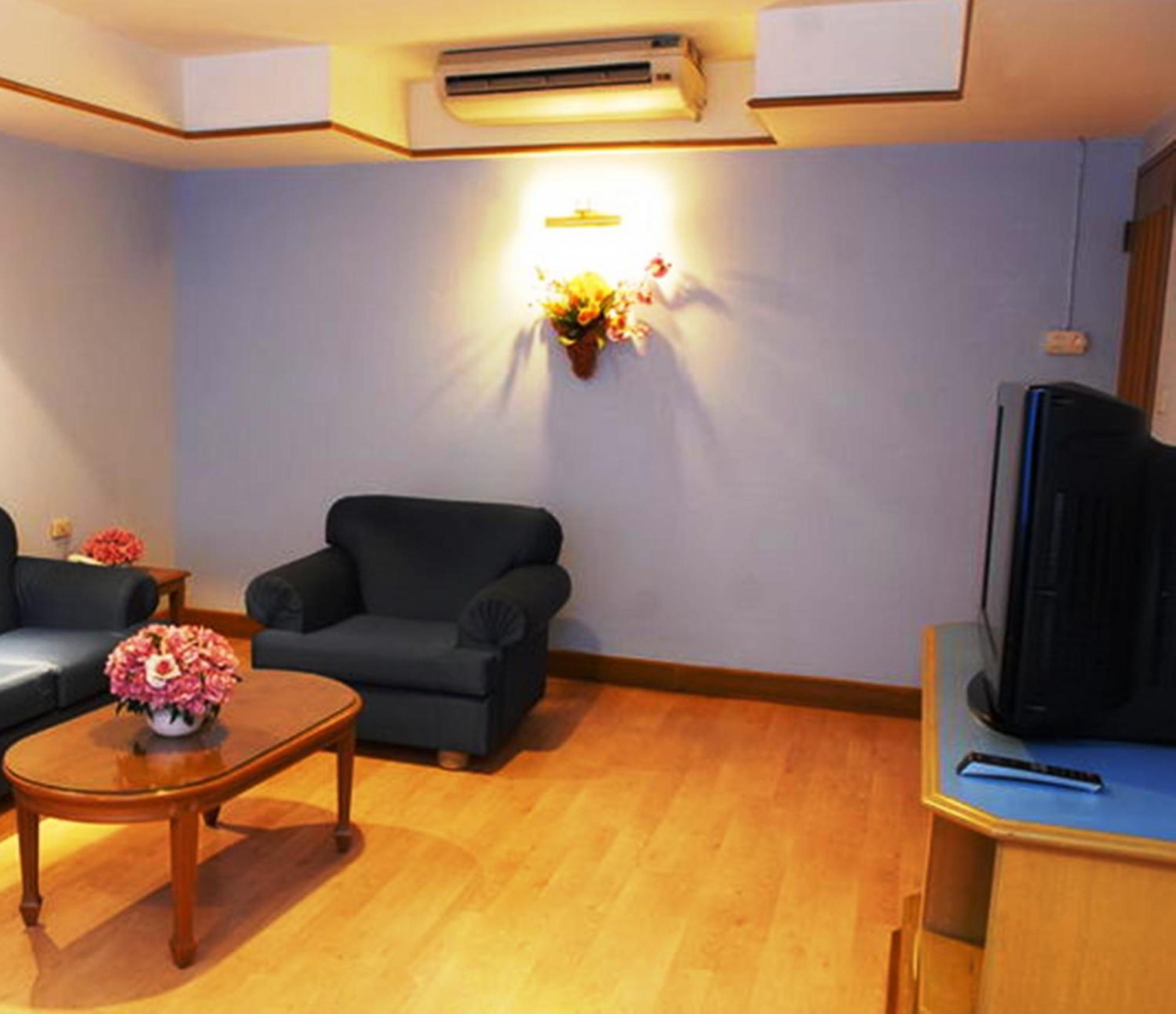 Silom Village Inn Банкок Екстериор снимка