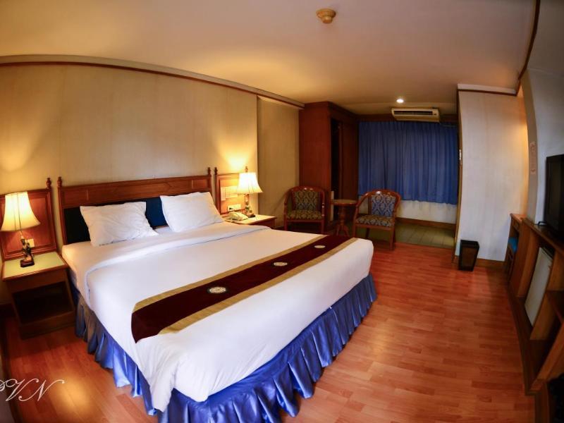 Silom Village Inn Банкок Екстериор снимка