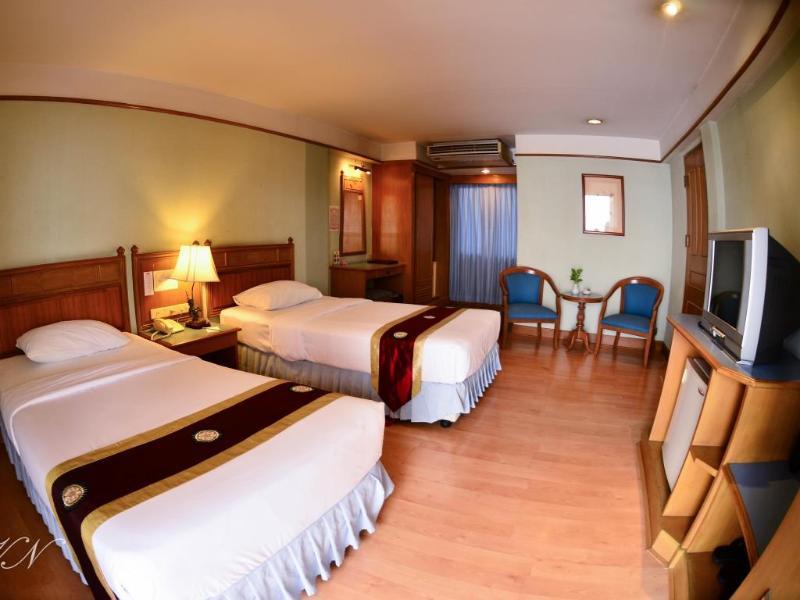 Silom Village Inn Банкок Екстериор снимка