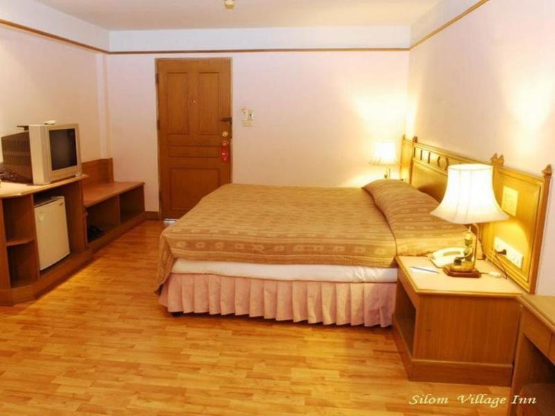 Silom Village Inn Банкок Екстериор снимка
