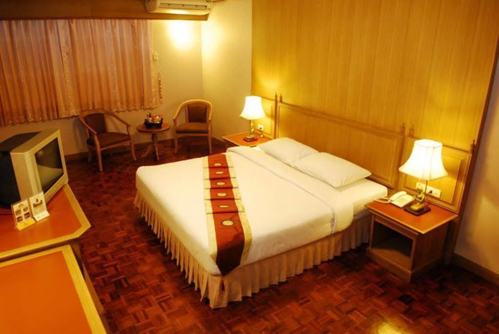 Silom Village Inn Банкок Екстериор снимка