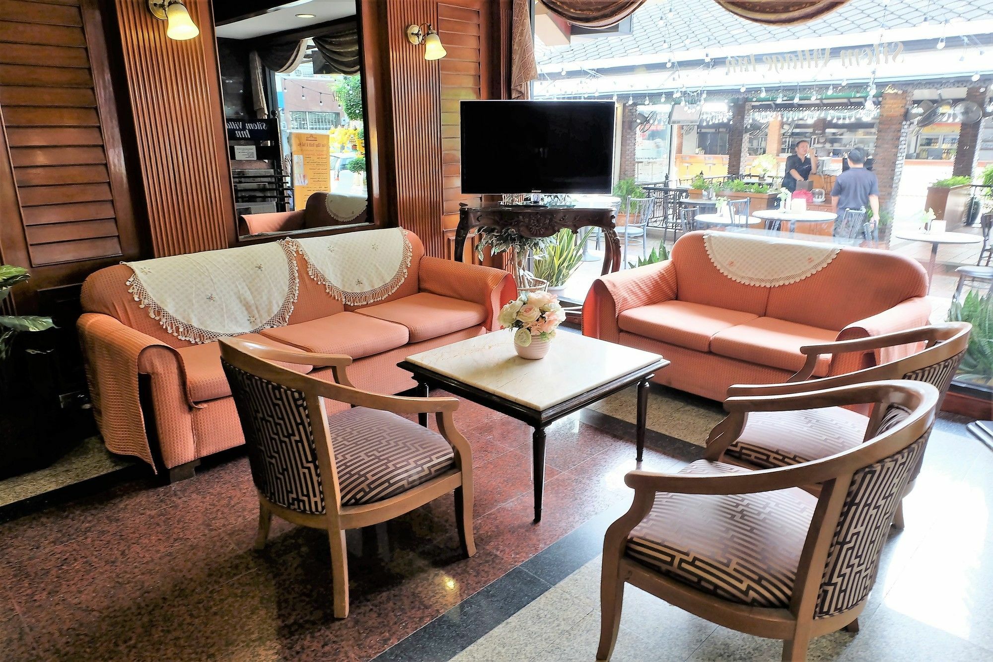 Silom Village Inn Банкок Екстериор снимка