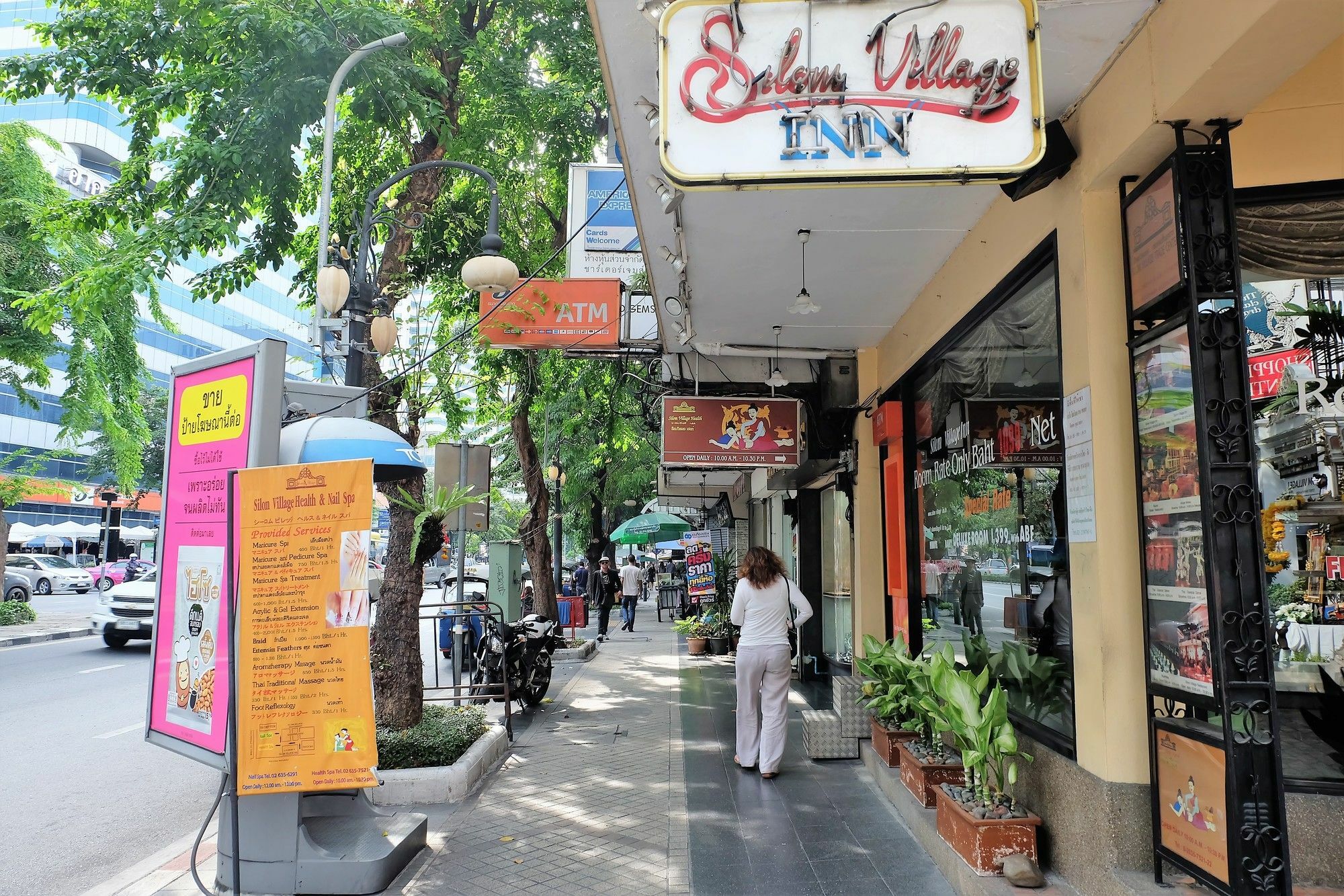 Silom Village Inn Банкок Екстериор снимка