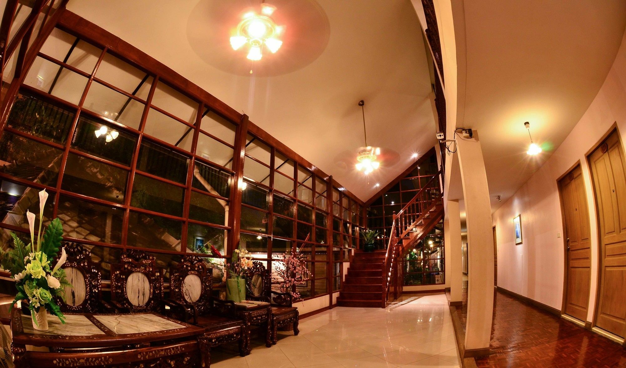 Silom Village Inn Банкок Екстериор снимка