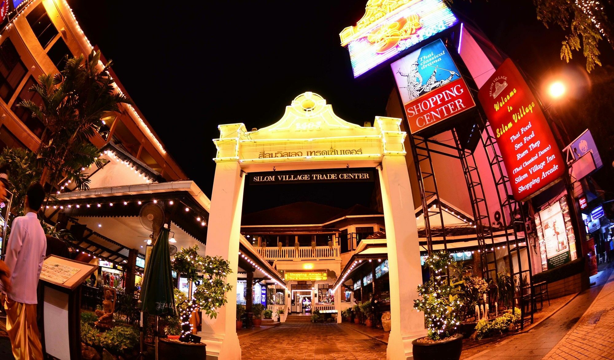 Silom Village Inn Банкок Екстериор снимка