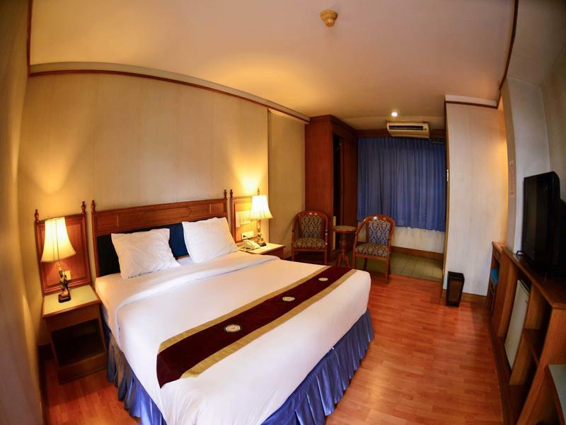 Silom Village Inn Банкок Екстериор снимка