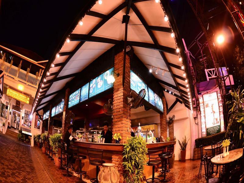 Silom Village Inn Банкок Екстериор снимка
