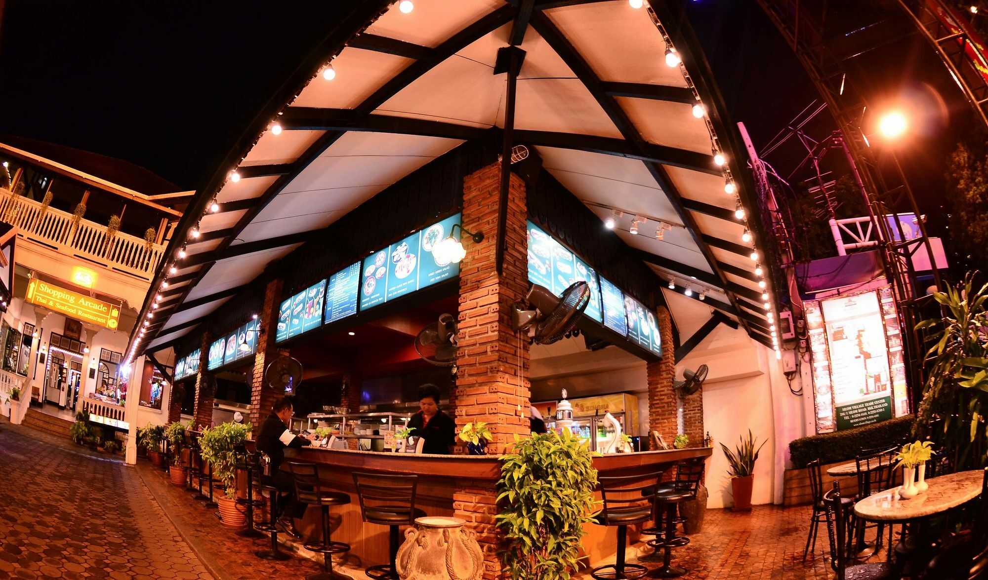 Silom Village Inn Банкок Екстериор снимка