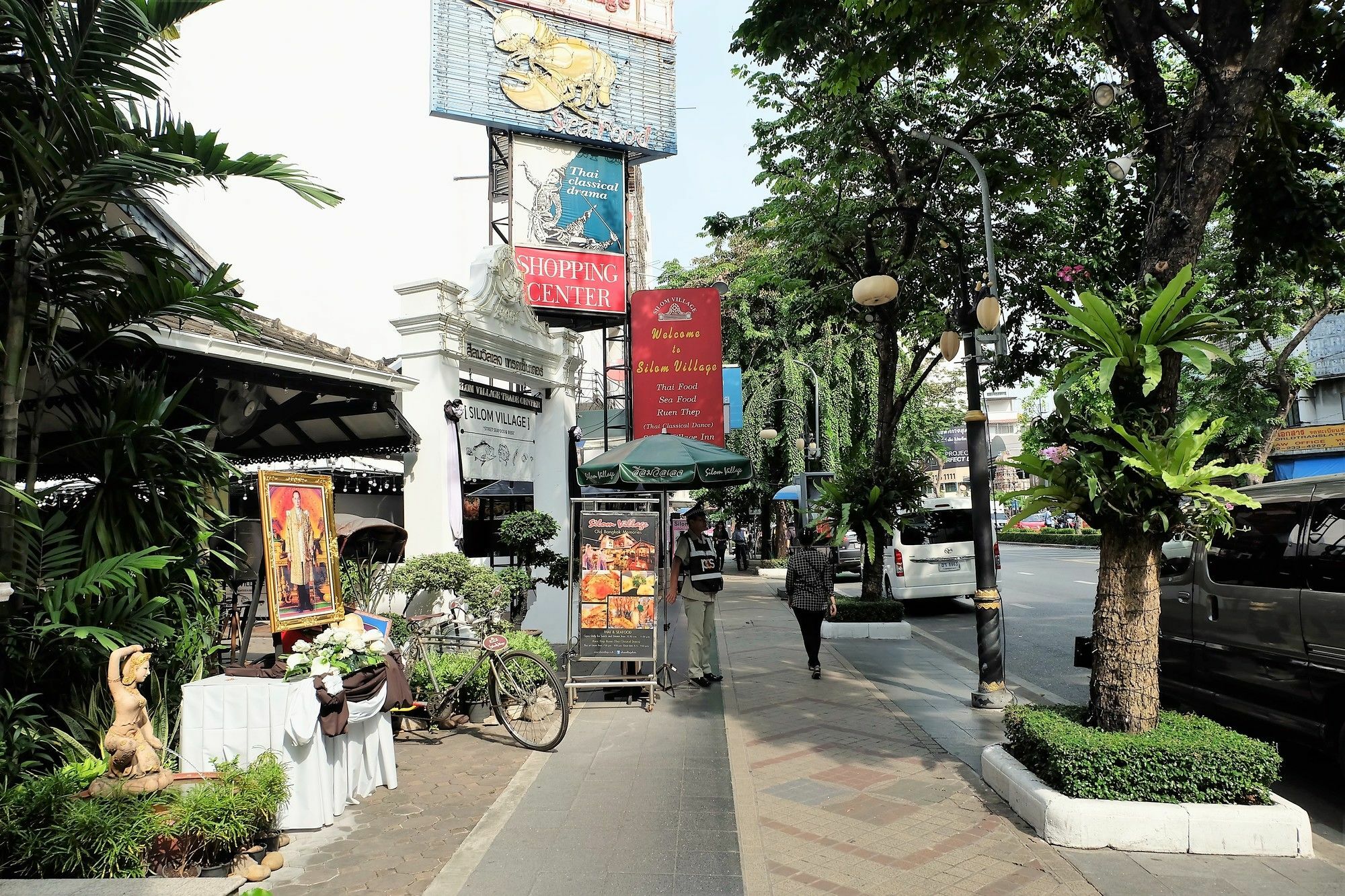 Silom Village Inn Банкок Екстериор снимка