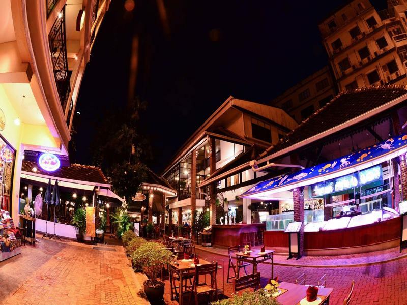 Silom Village Inn Банкок Екстериор снимка