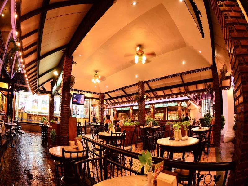 Silom Village Inn Банкок Екстериор снимка