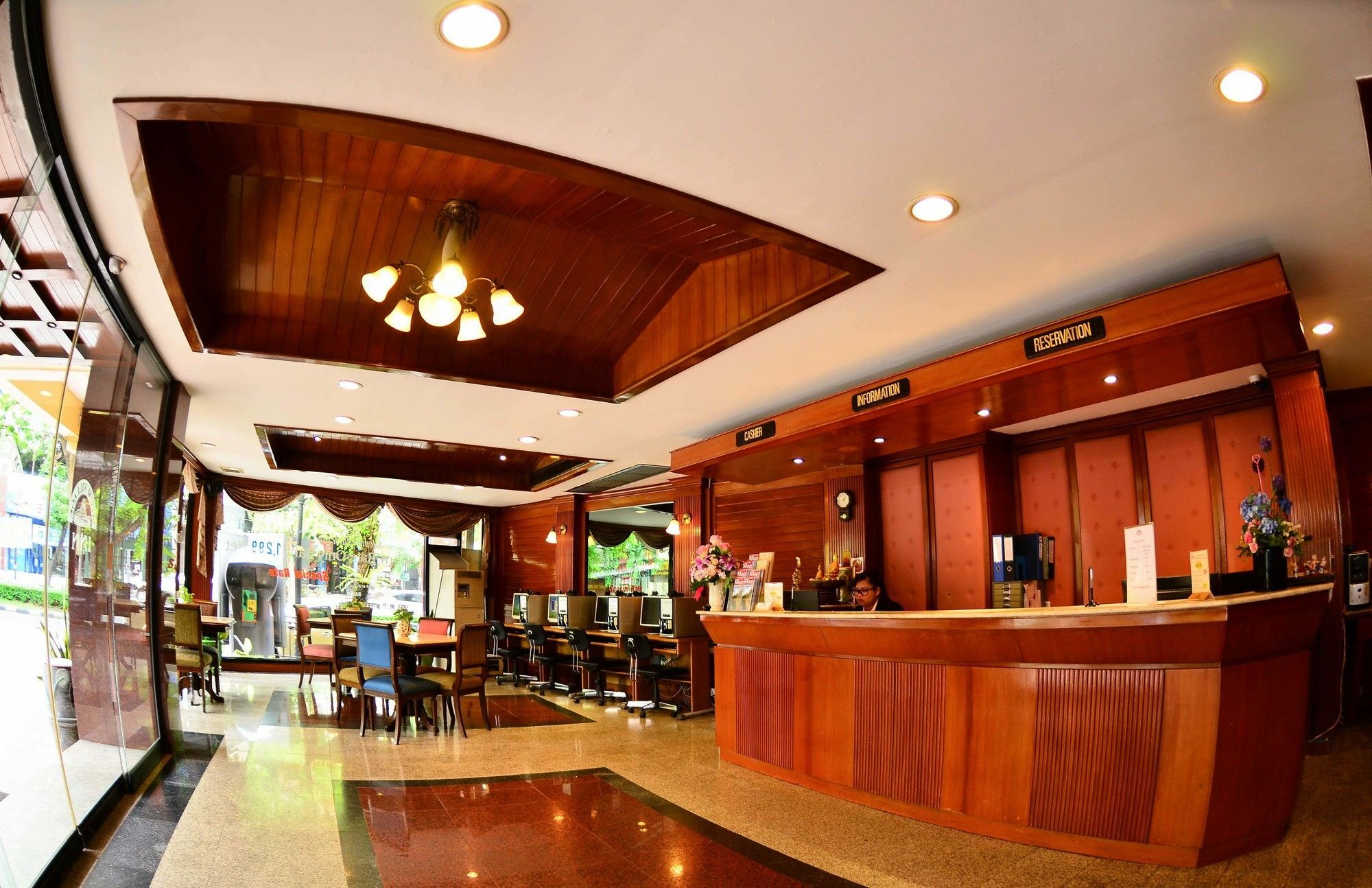 Silom Village Inn Банкок Екстериор снимка