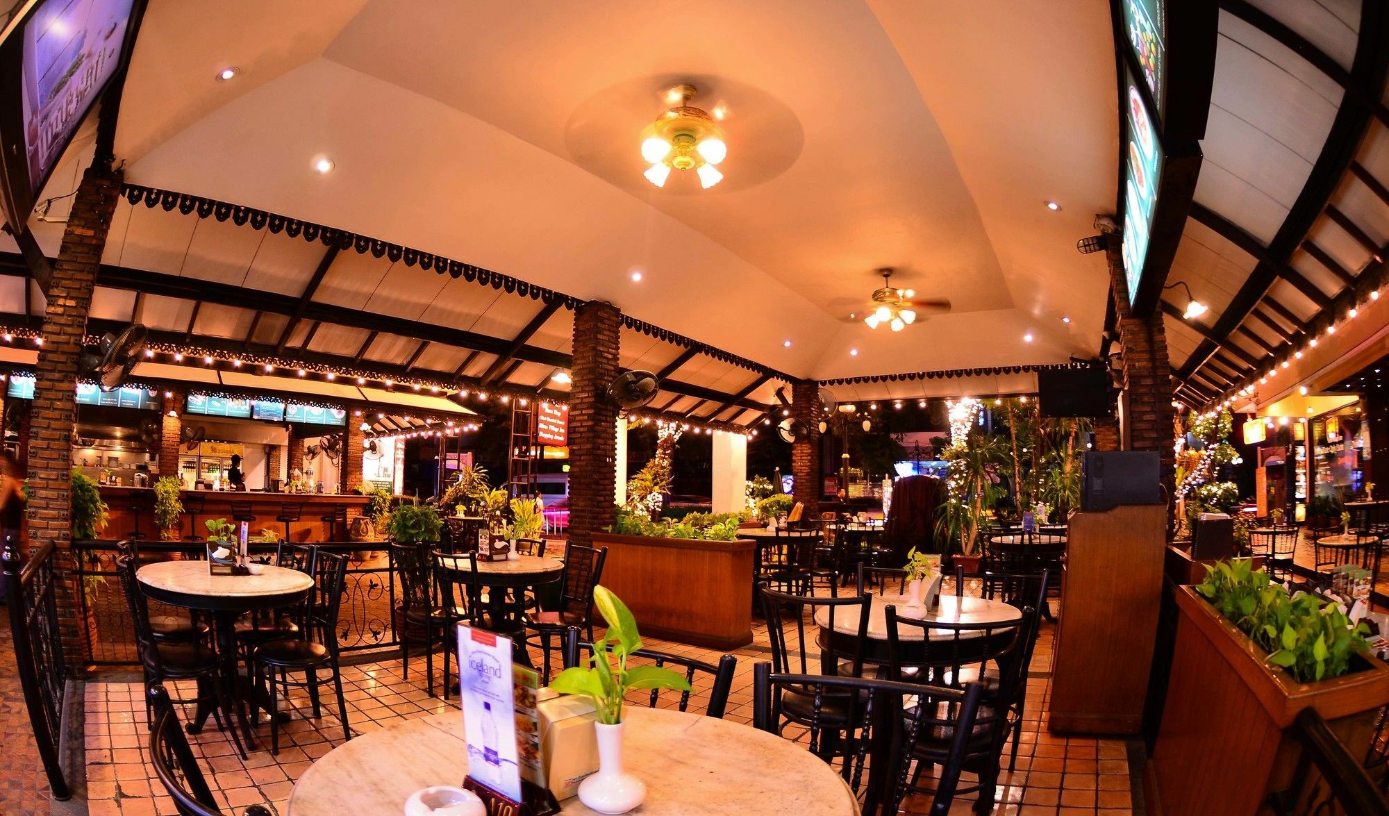 Silom Village Inn Банкок Екстериор снимка